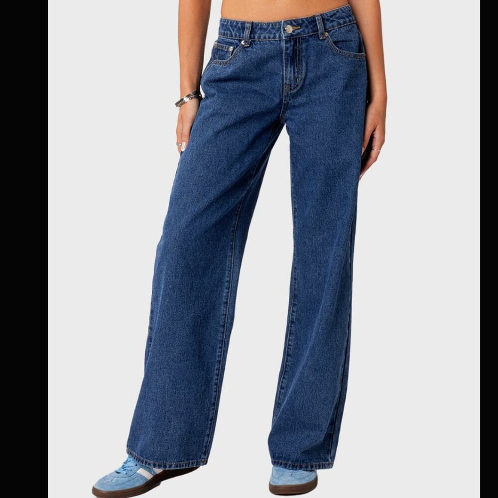 EDIKTED Raelynn Dark Washed Low Rise Jeans